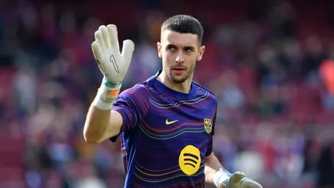 “官方公告：巴萨球员奥尔莫右大腿内收肌受伤，预计停赛约三周”